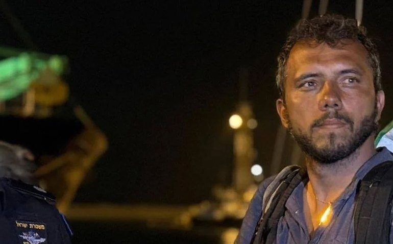 Ativista Thiago Ávila preso por Israel desembarca no Brasil