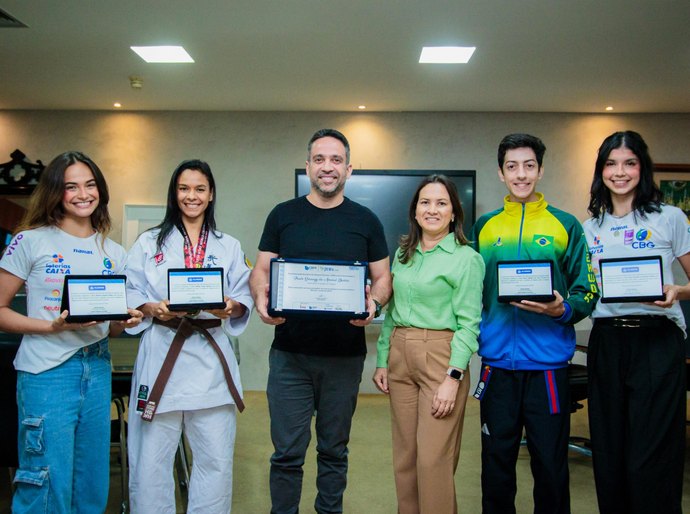 Paulo Dantas recebe atletas alagoanos que foram destaque em mundiais e olimpíadas