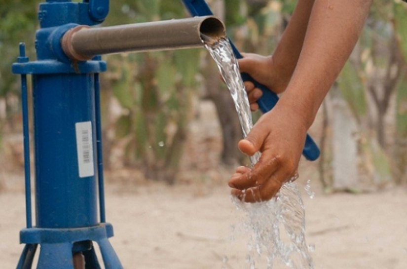 Casal trabalha para restabelecer fornecimento de água no Sertão