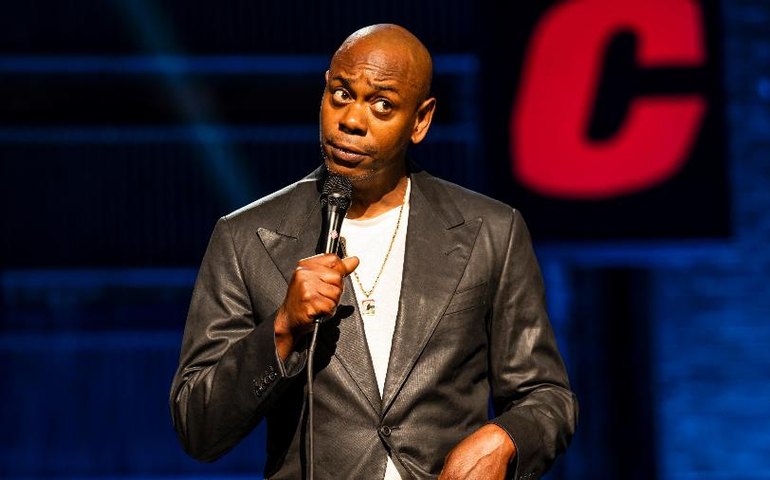 EUA: homem invade palco e agride comediante Dave Chappelle durante apresentação