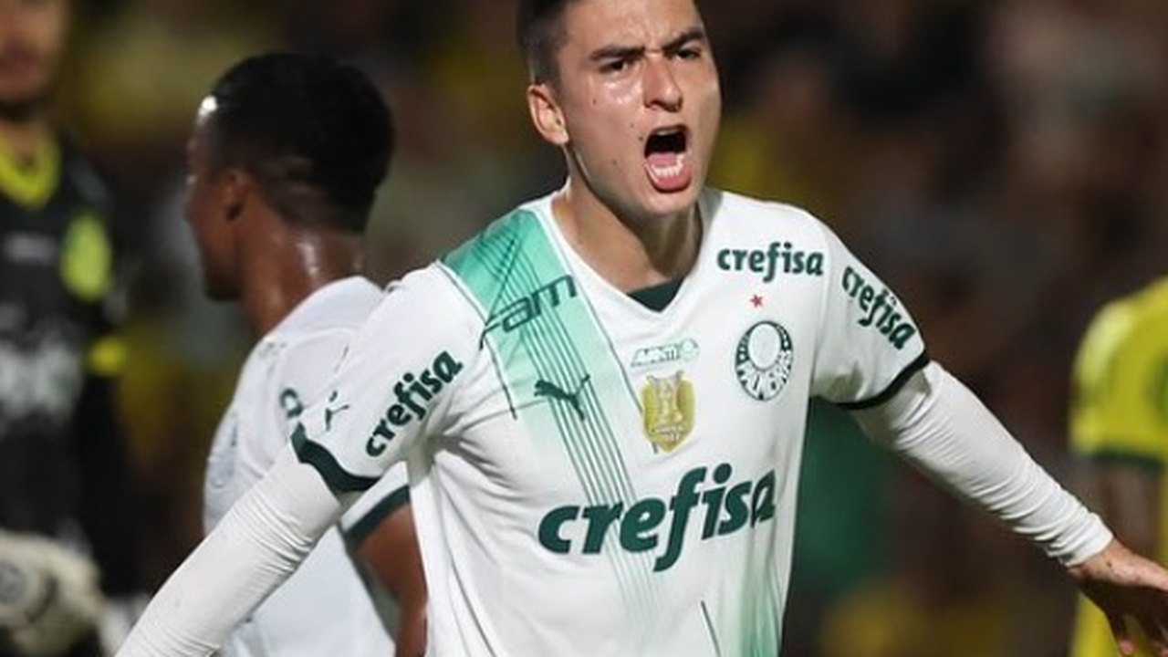 Atuesta volta a treinar no Palmeiras após lesão: 'Acostumando a tocar na bola de novo'