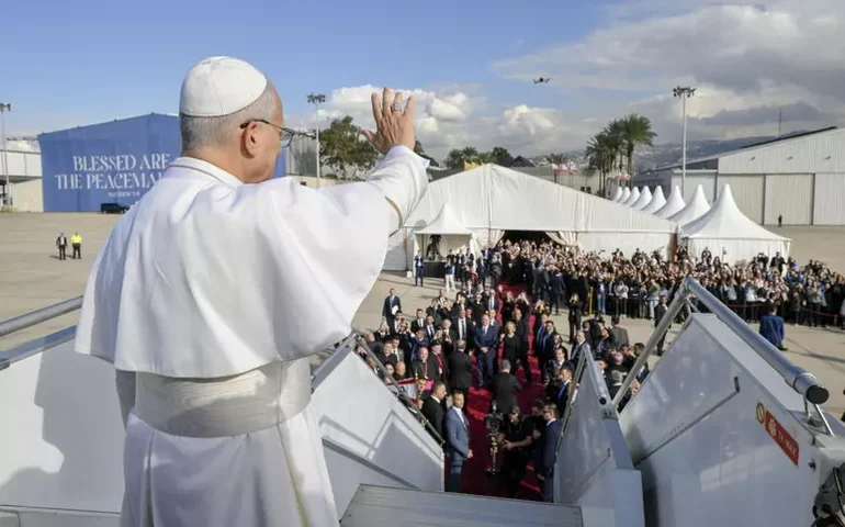 Papa encerra viagem ao Líbano com apelo contra armas