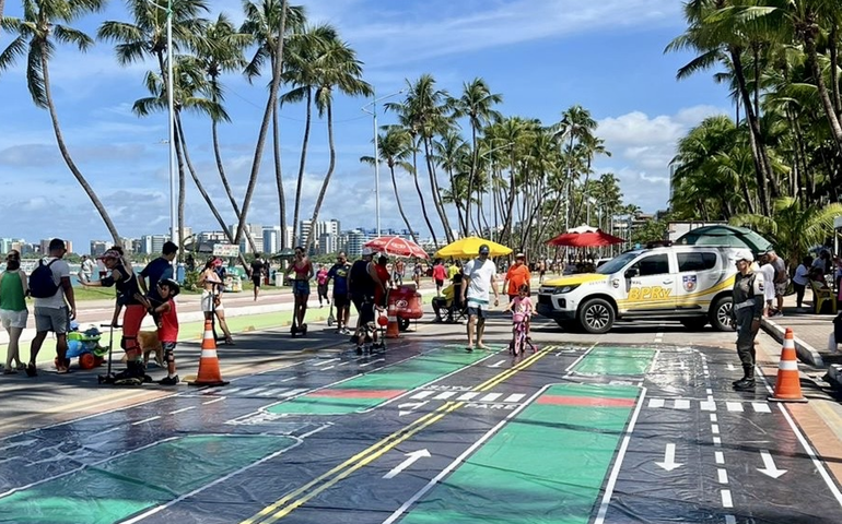 Maio Amarelo: PM realiza ação de educação para o trânsito na orla de Maceió