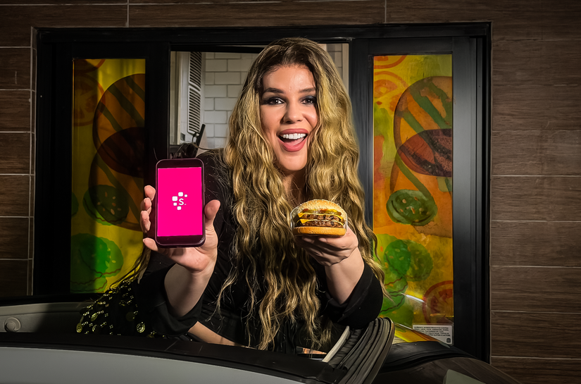 Wanessa Wolf estrela campanha de fim de mês do Burger King® e Serasa