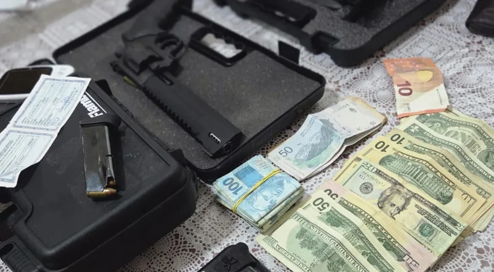 Operação resultou na prisão do principal investigado, além da apreensão de bens, imóveis e diversos veículos de luxo. - Foto: Ascom PCAL/Divulgação