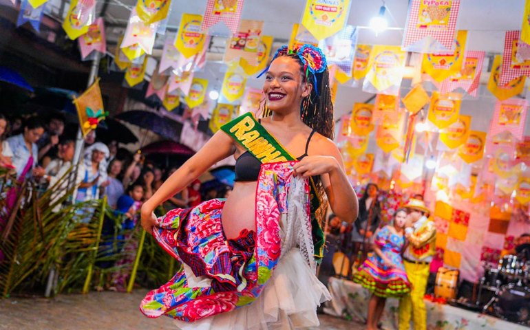 Arraiás Comunitários emocionam com rainha do milho grávida, coco de roda tradicional e decoração sustentável