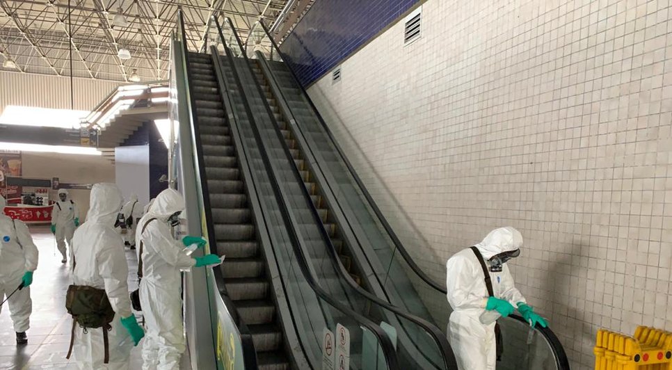 desinfecção no aeroporto