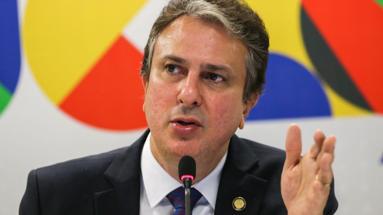 Ministro entrega à CE resultado de consulta pública sobre ensino médio