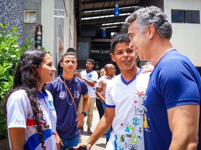 Rafael Brito propõe criação de bolsa para premiar alunos com melhores notas