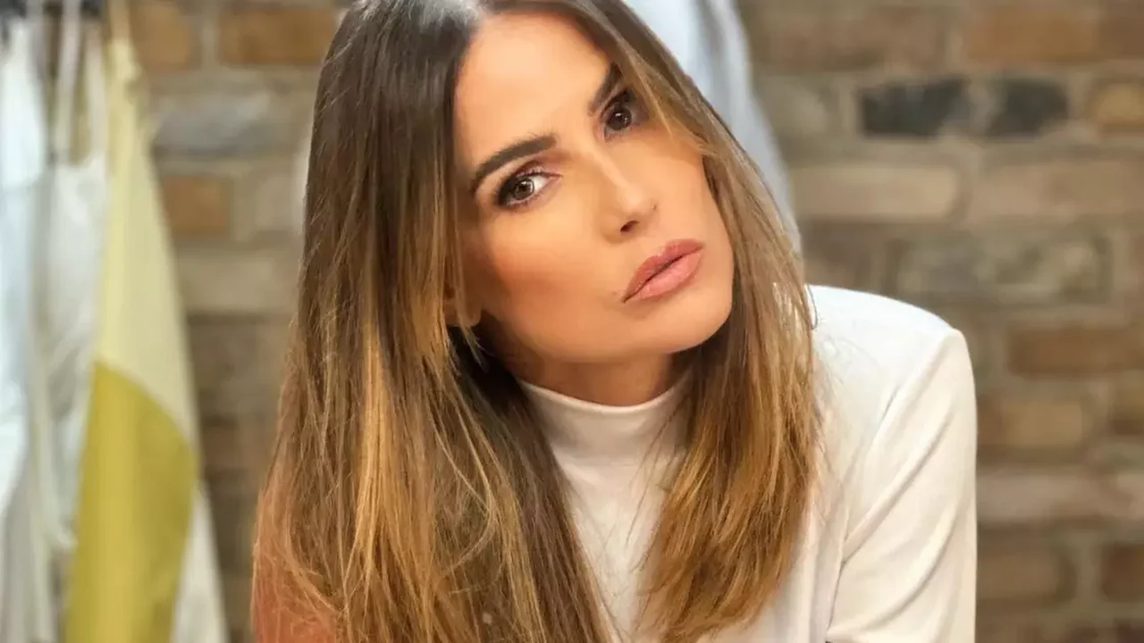 Enquanto Deborah Secco fala sobre sexo, noivo prefere discrição e se dedica à carreira