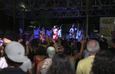 Mesmo com chuva, foliões curtem a terça-feira de Carnaval em Maceió