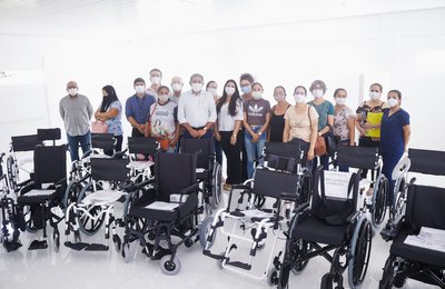 Prefeito Júlio entrega aparelhos ortopédicos a pacientes do Credefipi