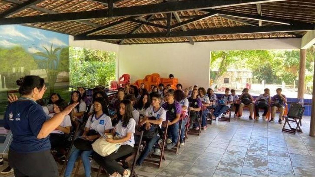 Casal apresenta a estudantes sistema de captação e tratamento da água na APA Catolé