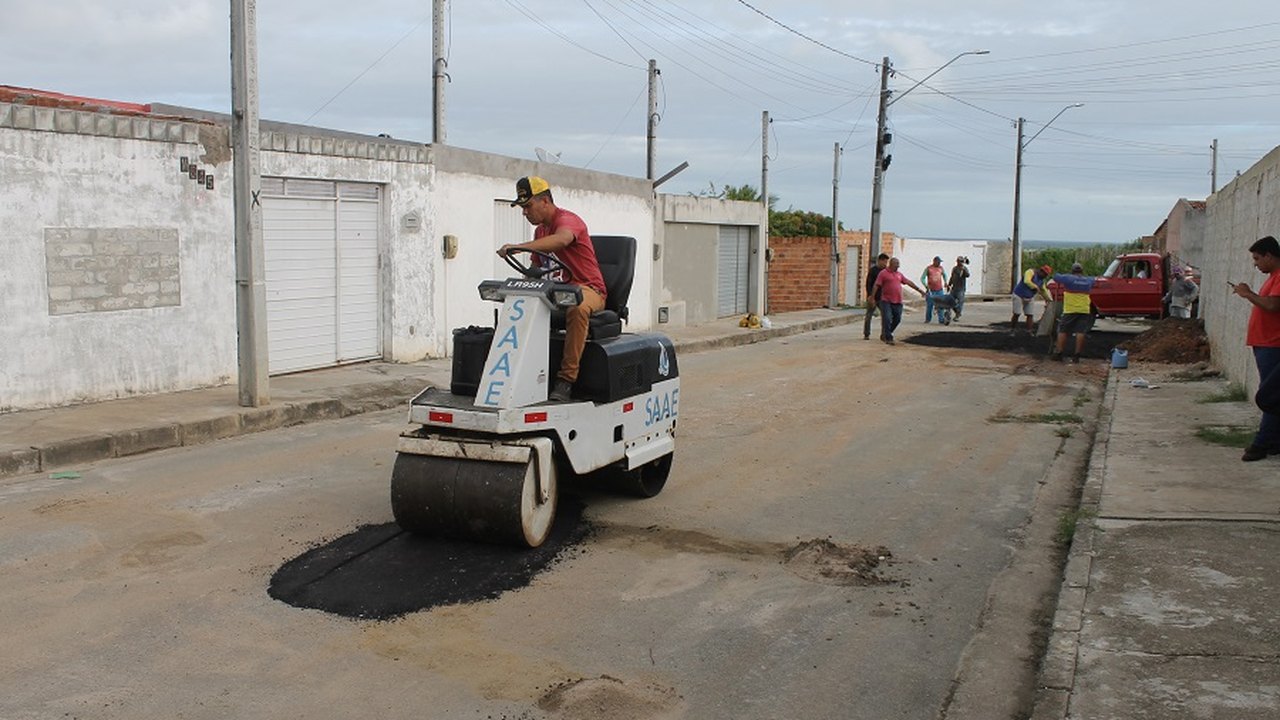 Prefeitura de Penedo realiza operação tapa-buracos no Conjunto Vale do São Francisco