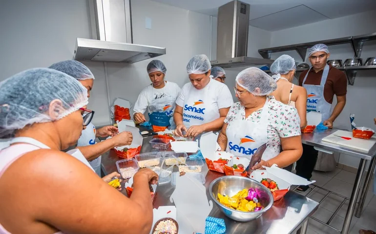Com oficinas de Ovos de Páscoa, Senac Alagoas leva oportunidades de qualificação e renda a grupos minoritários do interior