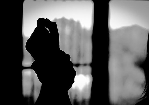 Suspeito de estupro é preso após ameaçar e stalkear vítima