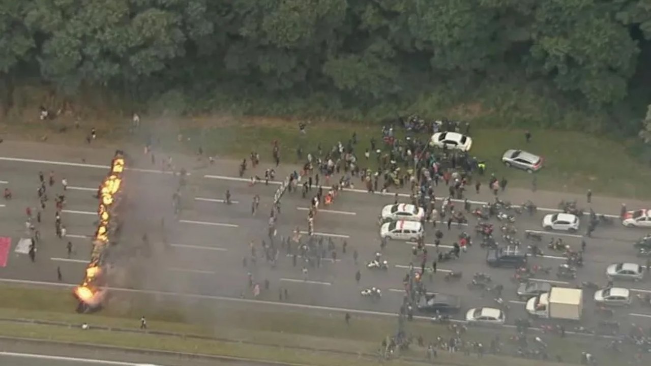 Marco temporal: protesto de indígenas bloqueia Rodovia dos Bandeirantes no sentido SP