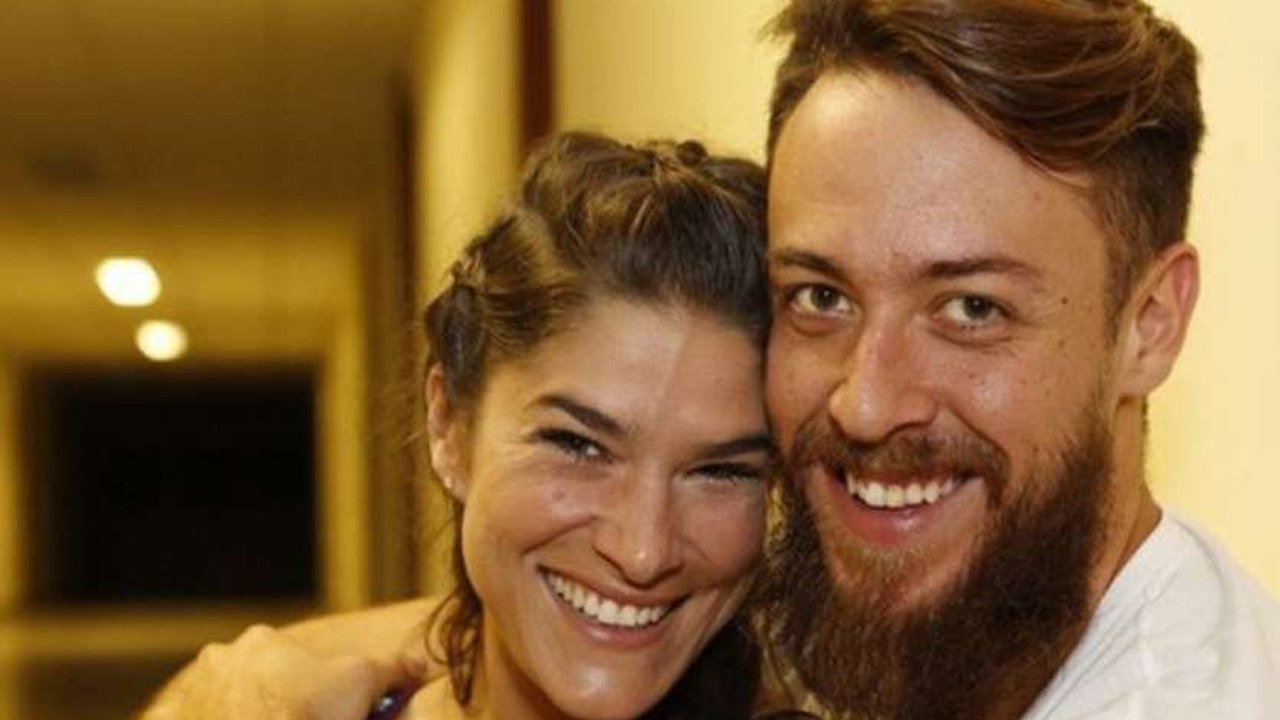 Longe da TV, Priscila Fantin faz compras no Paraguai