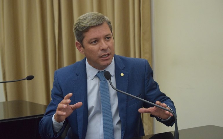 Mais de 80 veículos novos, entre carros-pipas e retroescavadeiras, estão &#8220;parados&#8221; em AL, denuncia Cabo Bebeto