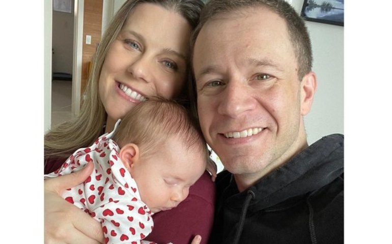 Daiana Garbin e Tiago Leifert mostram rosto da filha pela primeira vez