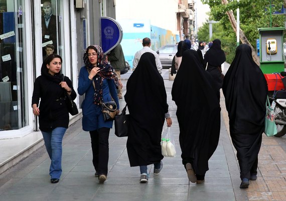 Irã volta a obrigar mulheres a usarem véu após onda de protestos contra imposição de traje