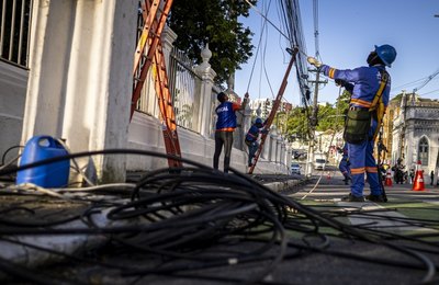 Projeto Poste Limpo completa um ano com mais de 200 toneladas de fios retiradas em Maceió
