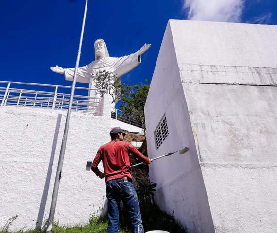 Prefeitura de Palmeira dos Índios inicia serviços preparatórios para a Paixão de Cristo 2026 na Serra do Goiti