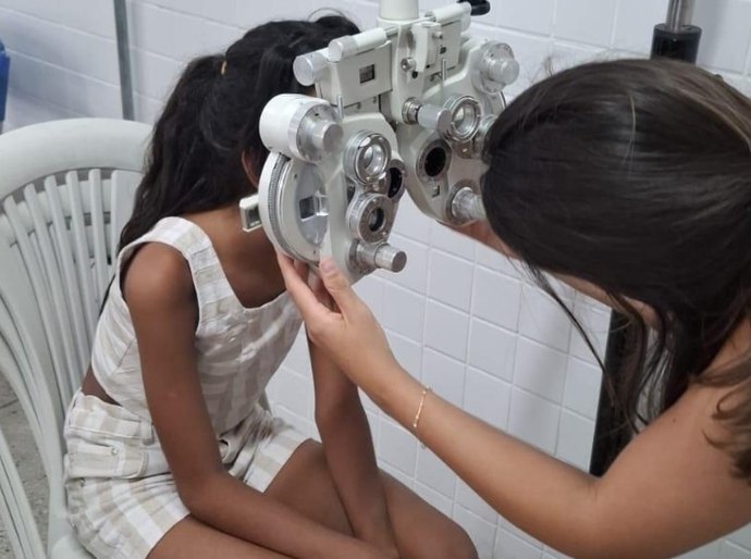 Com o apoio da Semed, projeto social beneficia estudantes com consultas oftalmológicas e doação de óculos