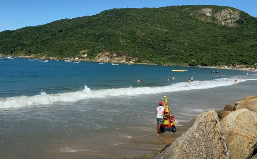 Homem morre após queda do costão entre as praias dos Ingleses e Santinho, em SC