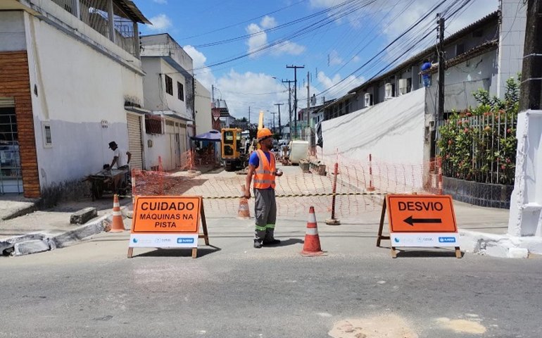 Casal e Sanama interditam rua para obra de esgoto no Antares