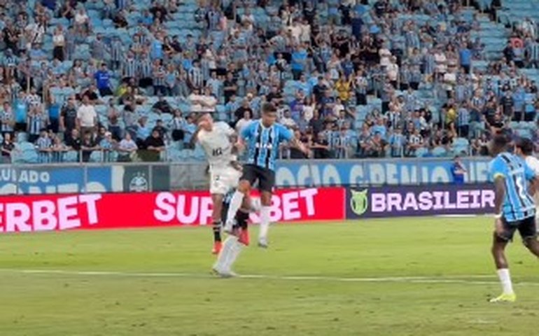 Grêmio garante resultado no 1º tempo e derrota o Atlético-MG na estreia do Nacional