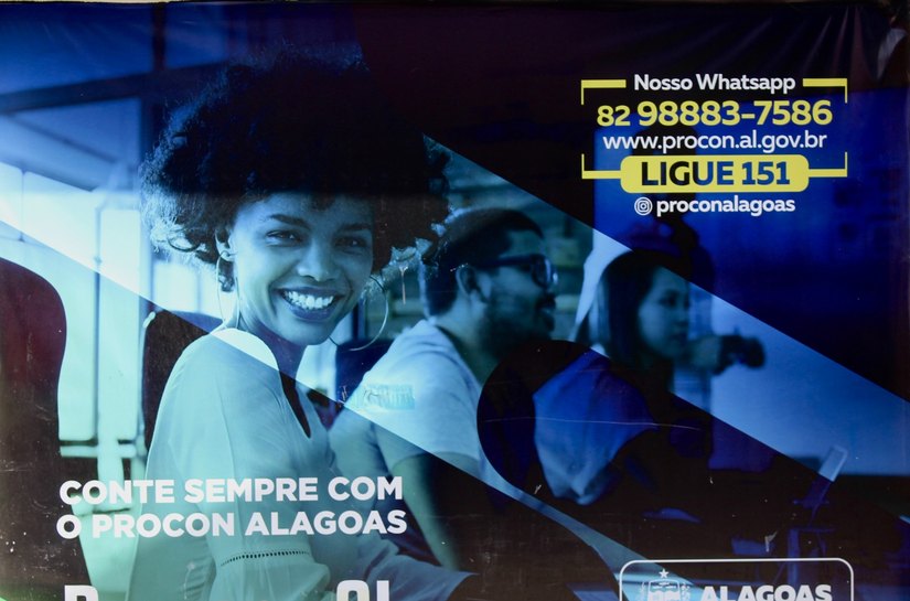 Procon Alagoas multa empresa em mais de R$ 100 mil por venda de celular sem carregador