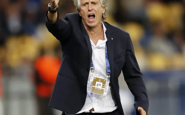 Entenda o motivo de o Fenerbahçe ter usado o time sub-19 e sair de campo com 1 minuto de jogo