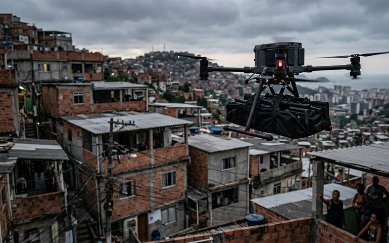 Traficantes do Comando Vermelho compram drones com capacidade para transportar até 20 fuzis entre favelas