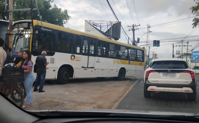Ônibus invade contramão e sobe em calçada após acidente no bairro do Poço, em Maceió