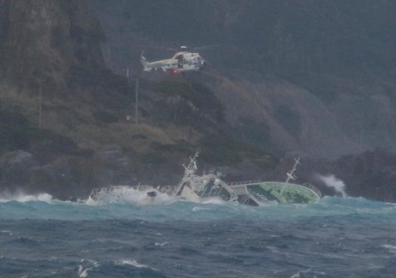 Dois helicópteros da Marinha do Japão caem no oceano e deixam um morto e sete desaparecidos