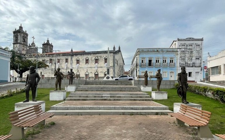 Personalidades históricas de Penedo ganham monumentos em praça pública