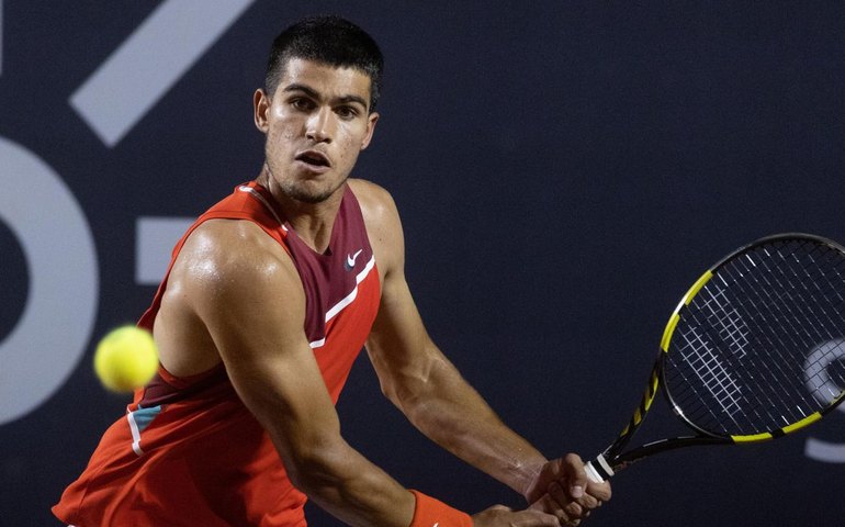 Alcaraz mostra força e defenderá título em Barcelona diante de 'freguês' Tsitsipas