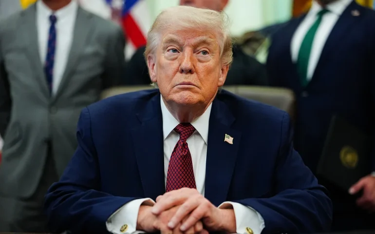 Aprovação de Trump sobre economia cai em pesquisa AP-NORC, mostrando novos sinais de alerta para presidente