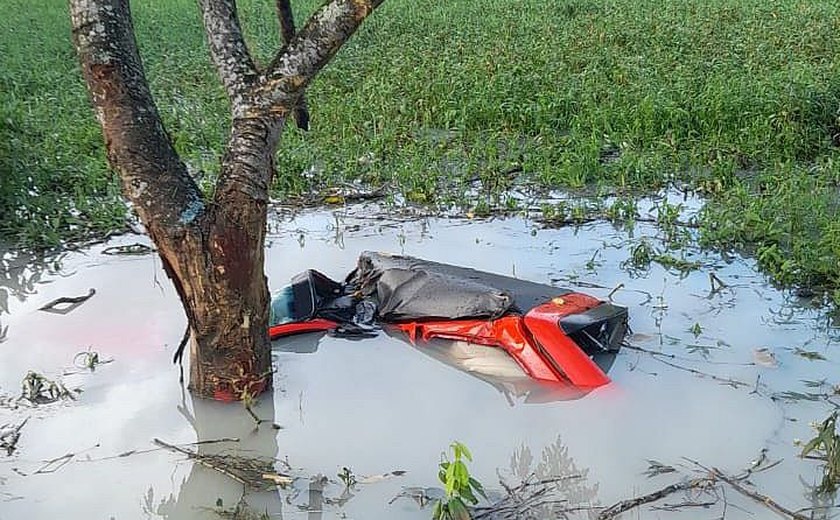 Carro capota e afunda em área alagada no município do Pilar; Oito pessoas são resgatadas