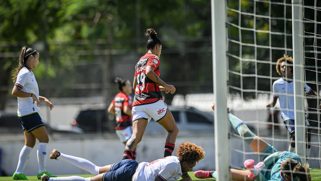 Flamengo vence Bahia e assume liderança do Brasileiro