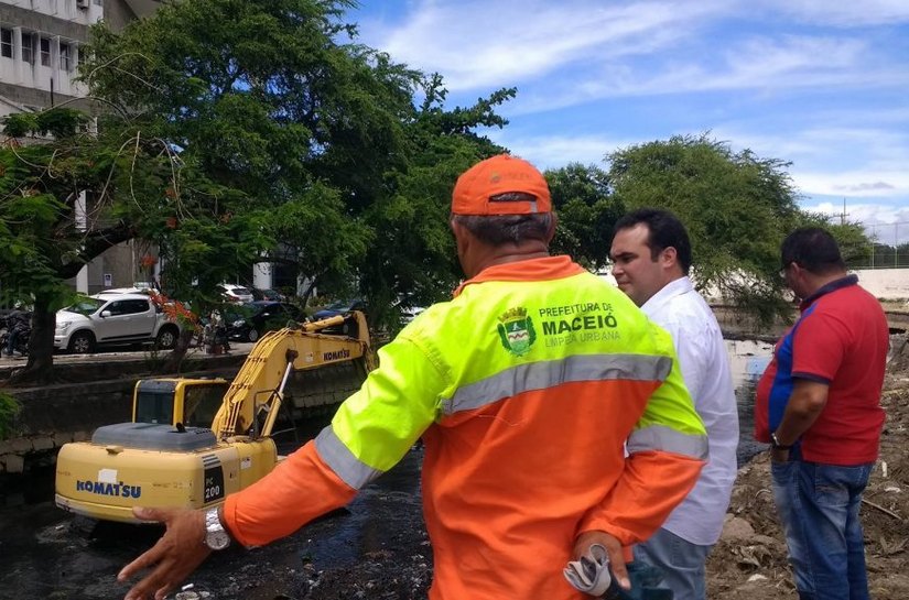 Slum executa mais uma etapa da limpeza do Riacho Salgadinho