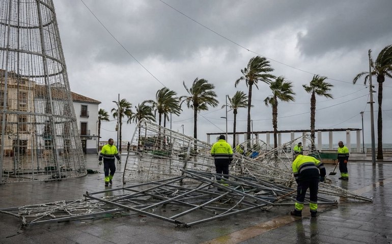 Ventos de 130 km/h destroem decoração de Natal em cidade da Espanha