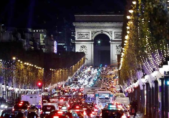 Paris inaugura iluminação natalina da avenida Champs-Elysées
