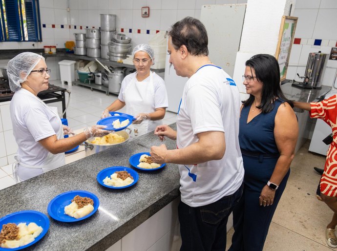 Em visita à escola Princesa Isabel, ministro da Educação destaca Programa Pé de Meia, inspirado no Cartão Escola 10, do Governo