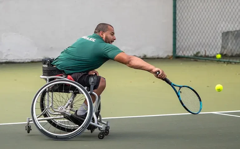 Oficina de tênis em cadeira de rodas coloca jovens carentes em contato com tenistas campeões da modalidade