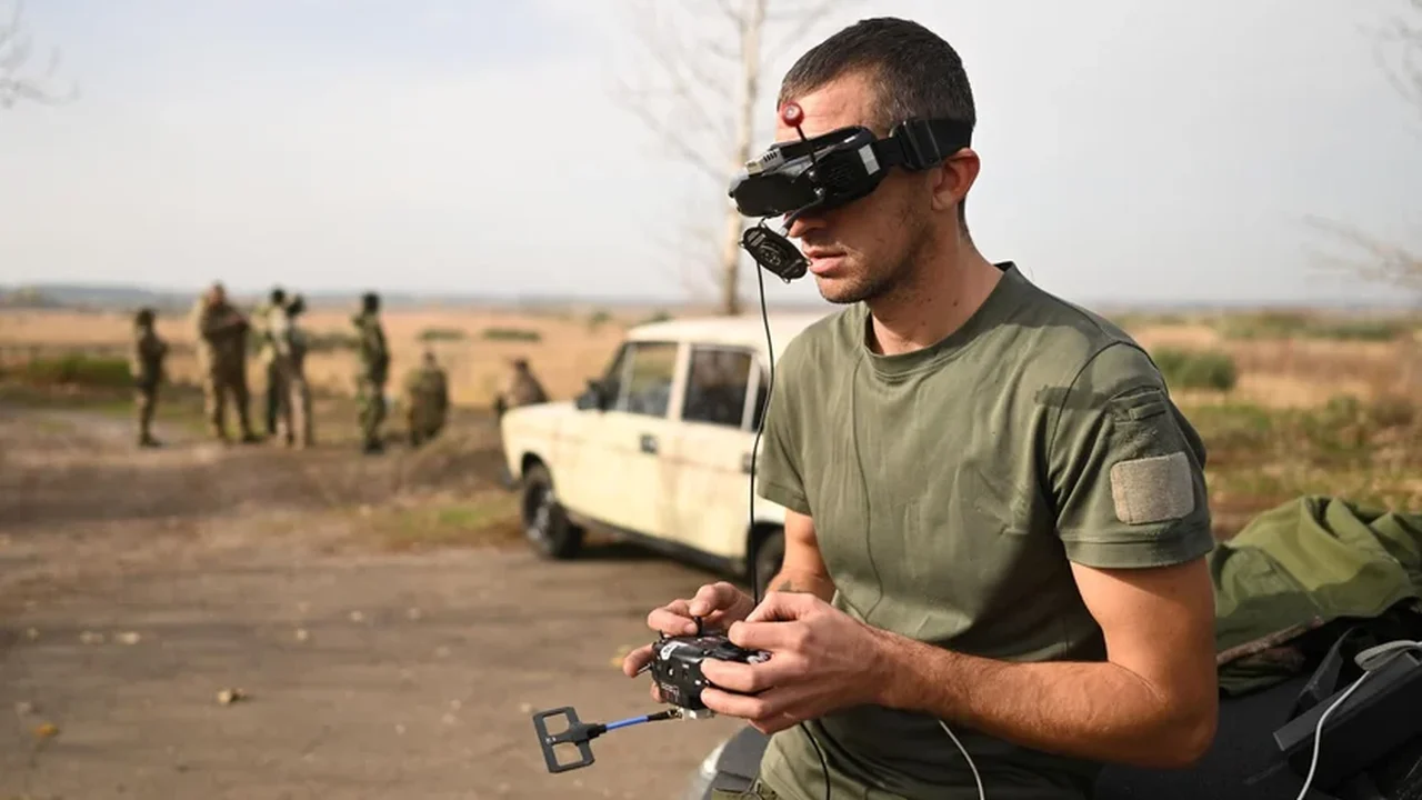 Operadores de drones russos destroem blindado MaxxPro e picape das forças ucranianas na direção sul de Donetsk