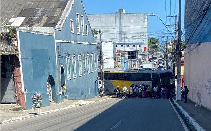 Estudante do Ifal é atropelado por ônibus no Centro de Maceió