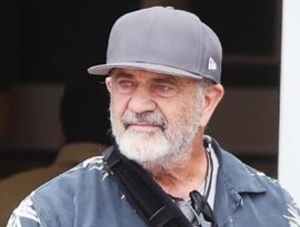 Mel Gibson se desculpa após ser acusado de zombar de intérprete da língua de sinais