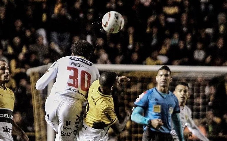 Com um a mais, Brusque vence o Criciúma fora de casa e encosta no G-4 da Série B
